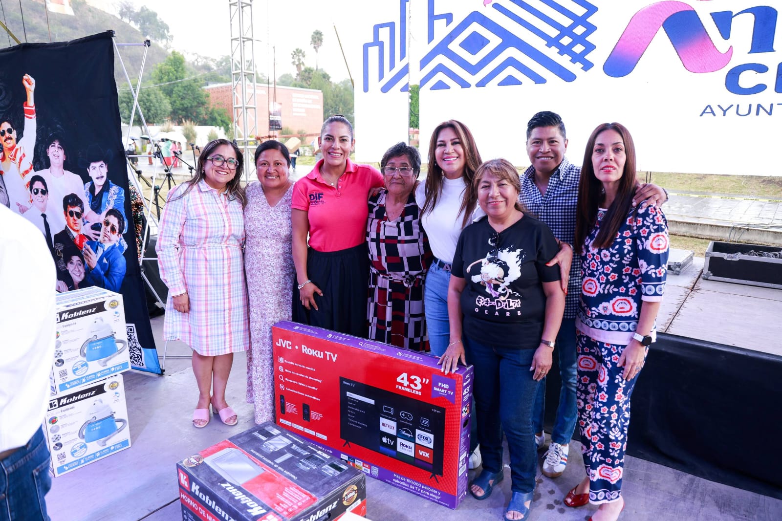 Celebra Lupita Cuautle a miles de madres sanandreseñas con música, regalos y convivencia familiar
