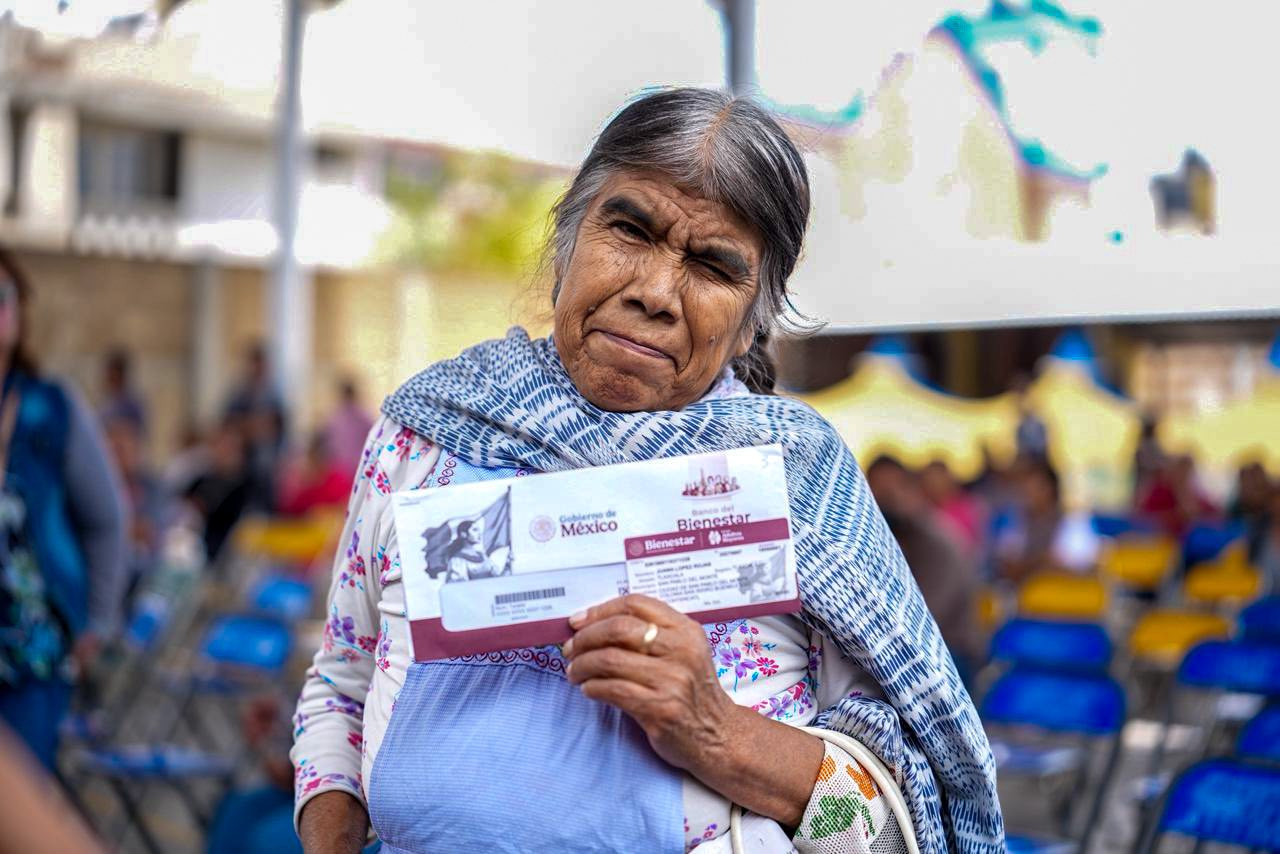 Tlaxcala, Tlax.,- La Secretaría de Bienestar ha puesto en marcha la dispersión de los recursos correspondientes al bimestre mayo-junio de 2026, beneficiando a los adultos mayores, personas con discapacidad, madres trabajadoras y participantes del programa Sembrando Vida en la entidad, el proceso se lleva a cabo de manera directa y sin intermediarios a través de la tarjeta del Banco del Bienestar. Durante la conferencia de prensa matutina conocida como "La Mañanera del Pueblo", la titular de la dependencia, Leticia Ramírez Amaya, confirmó que el calendario de depósitos abarca desde el 4 hasta el 27 de mayo. En sintonía con estas declaraciones, el delegado federal de Programas para el Desarrollo en Tlaxcala, Carlos Luna Vázquez, detalló que la entrega de los apoyos se realiza de manera escalonada, basándose en la primera letra del apellido paterno de cada beneficiario. Las autoridades enfatizaron que el uso de la tarjeta del Banco del Bienestar permite una operación segura y transparente, facilitando tanto el retiro en cajeros automáticos como el pago directo en establecimientos comerciales y tiendas de autoservicio. Con el fin de evitar largas filas y aglomeraciones en las sucursales, el delegado recordó que no es obligatorio retirar el dinero el día exacto del depósito, ya que los fondos quedan seguros dentro de la cuenta bancaria del usuario. Además de los programas de apoyo económico, el delegado recordó a la población que continúa vigente la estrategia de credencialización para el Servicio Universal de Salud, un instrumento que garantiza el acceso y la atención médica en las instituciones públicas del Gobierno de México.