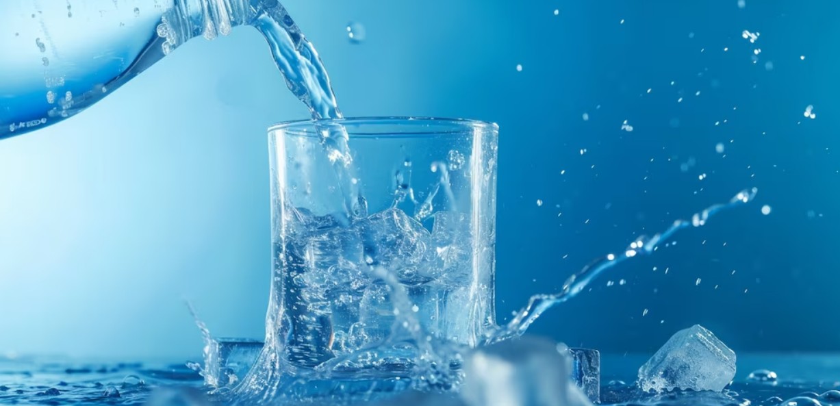 Vaso con agua mineral y burbujas