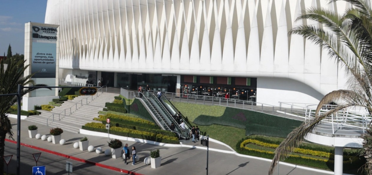 Vitrinas vacías en joyería de Galerías Serdán tras un robo.