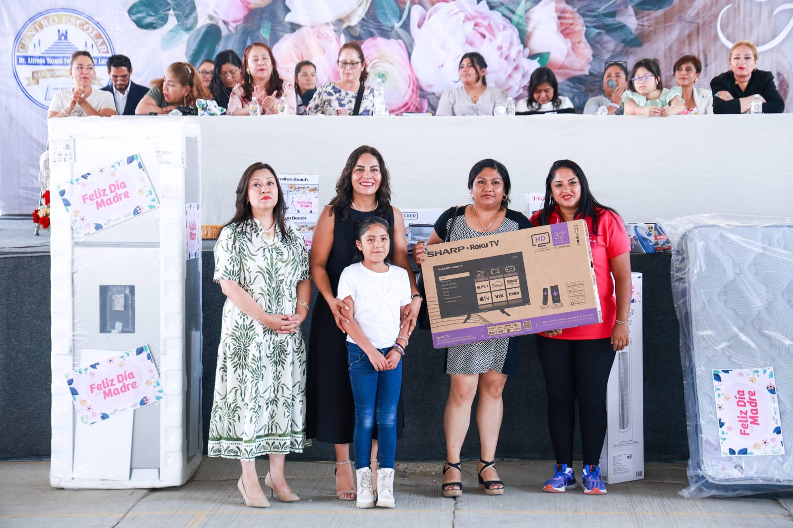 Lupita Cuautle reconoce a madres sanandreseñas con entrega de obsequios en escuelas
