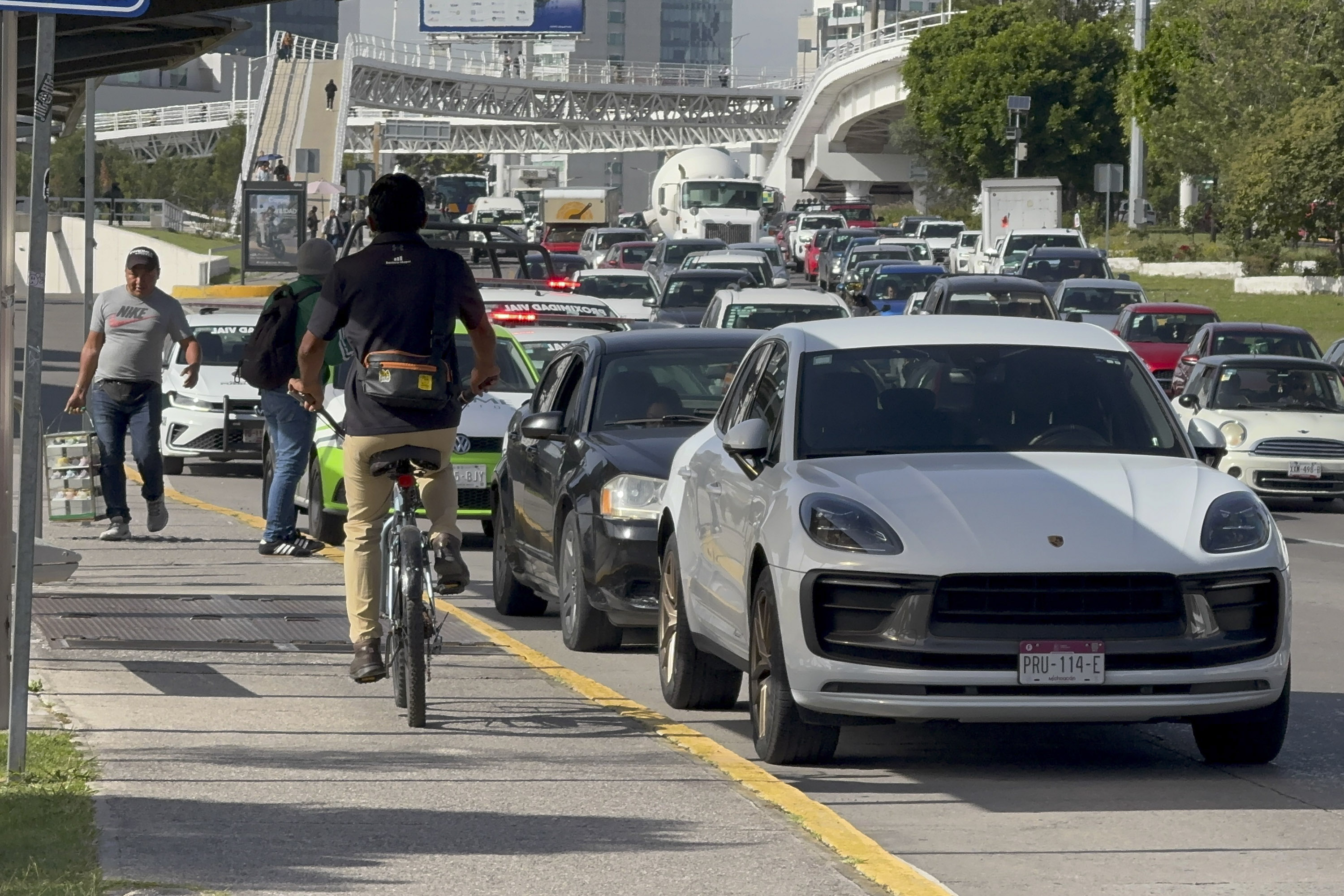 Pipa, y otros dos autos colisionan en plena Atlixcáyotl