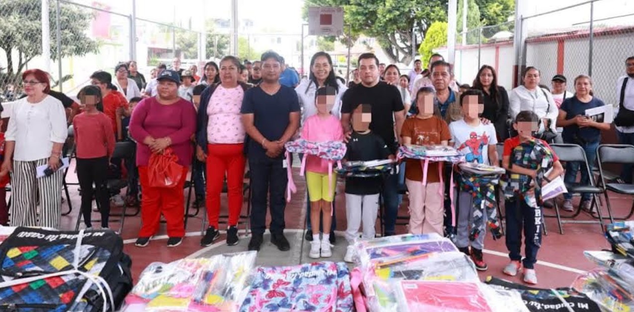 Ariadna Ayala entrega kits escolares en Atlixco