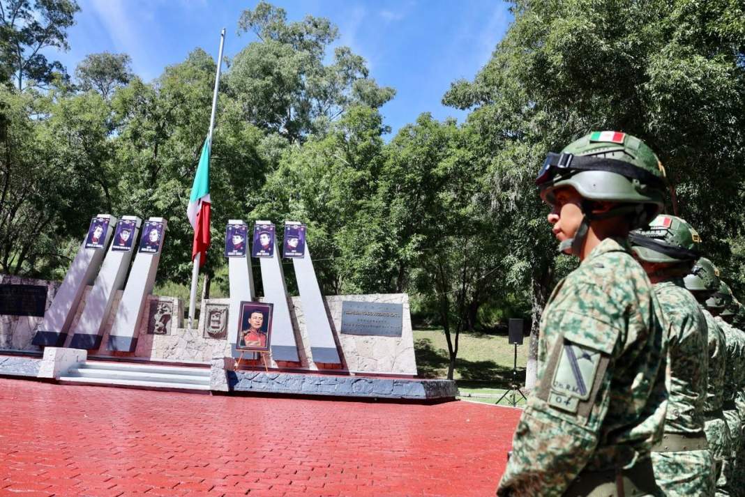 Autoridades de Tlaxcala durante ceremonia por los Niños Héroes.