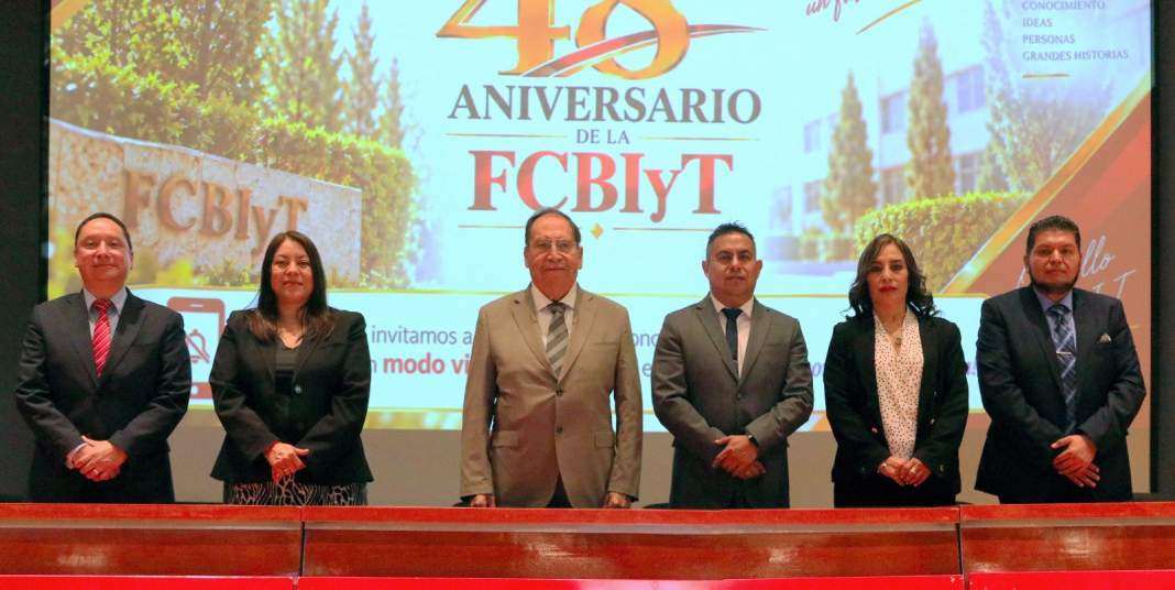 Rector de la UATx durante aniversario de la FCBIyT