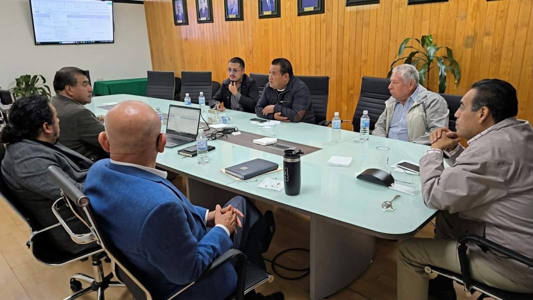 Rector de la UTT durante reunión con sindicatos