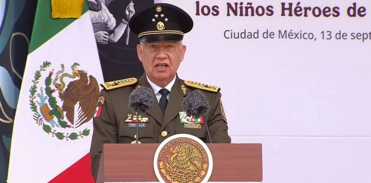 Ricardo Trevilla durante ceremonia militar en Chapultepec