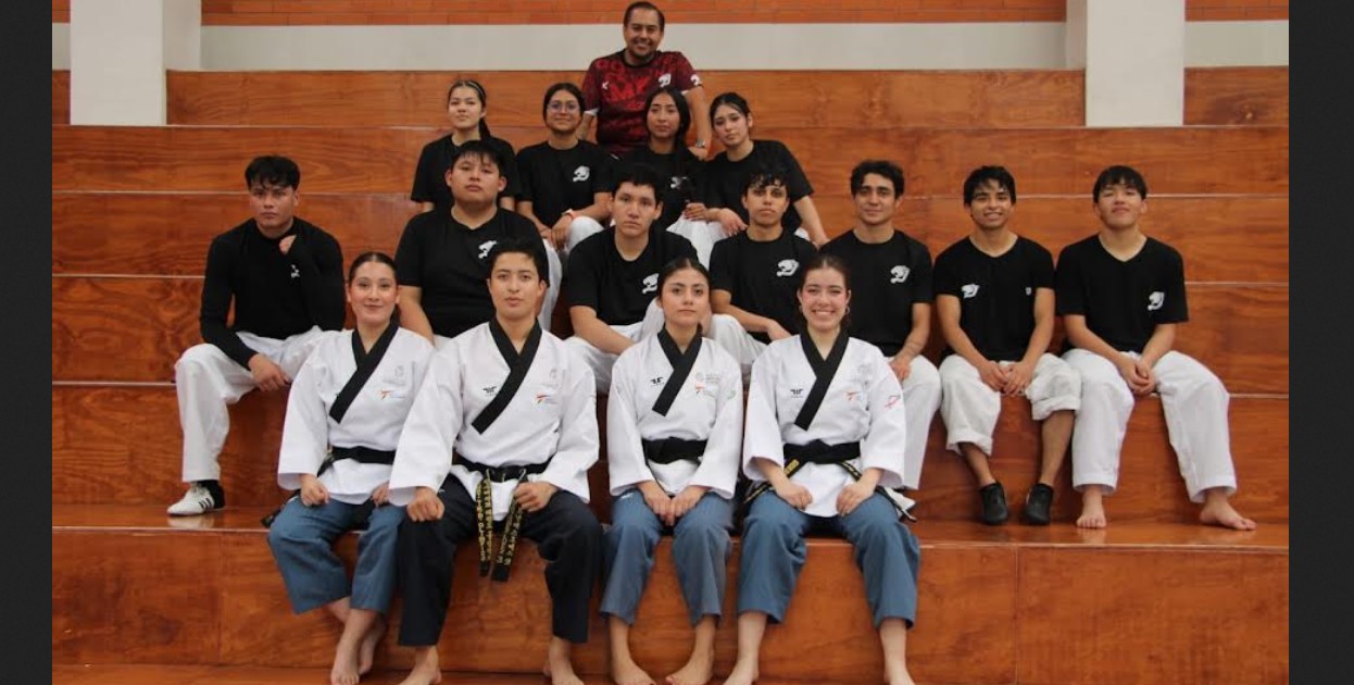 Jaguares UAMP durante torneo de taekwondo en Puebla.