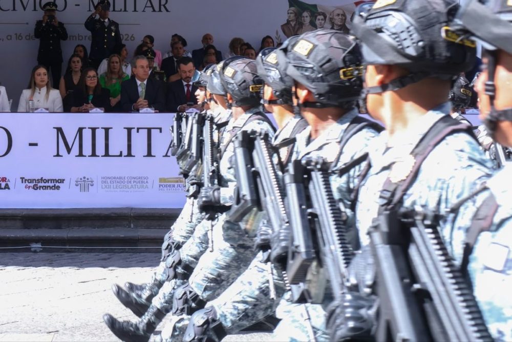 Desfile Cívico-Militar reúne a familias y autoridades por el 216 aniversario de la Independencia en Puebla