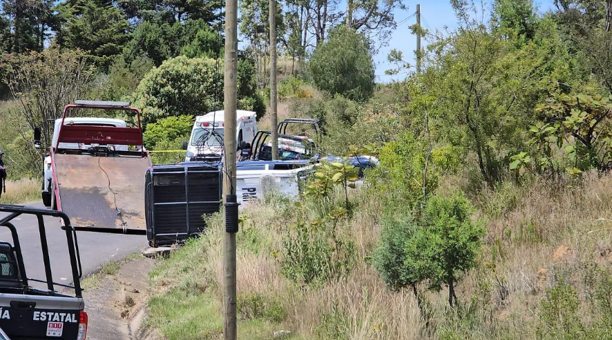 Patrulla de Panotla volcada sobre la carretera a Temetzontla.