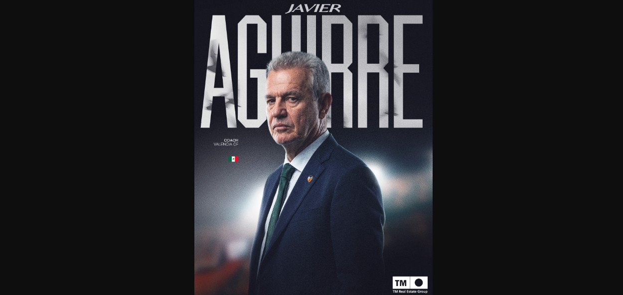 Javier Aguirre dirige entrenamiento de futbol.