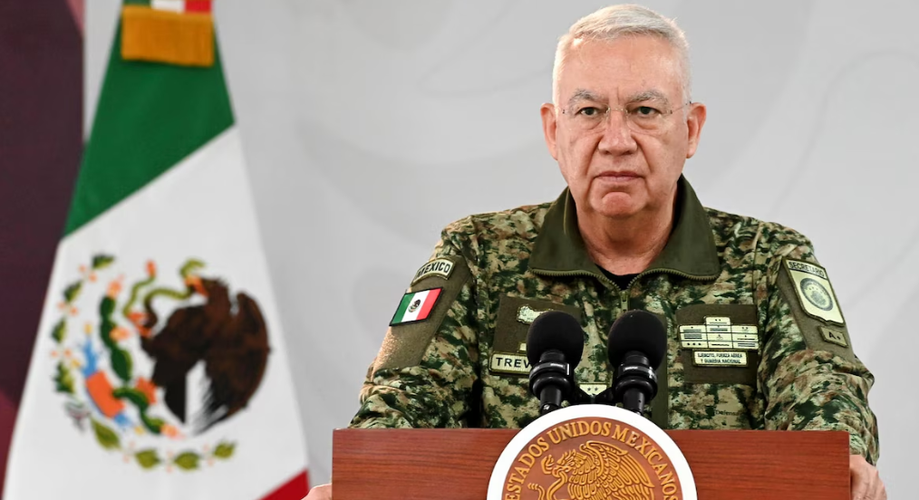 Militares mexicanos operan equipos antidrones en la frontera.