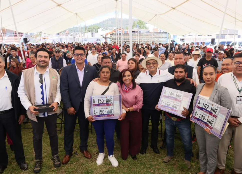 Lorena Cuéllar entrega concesiones de transporte en Tetla