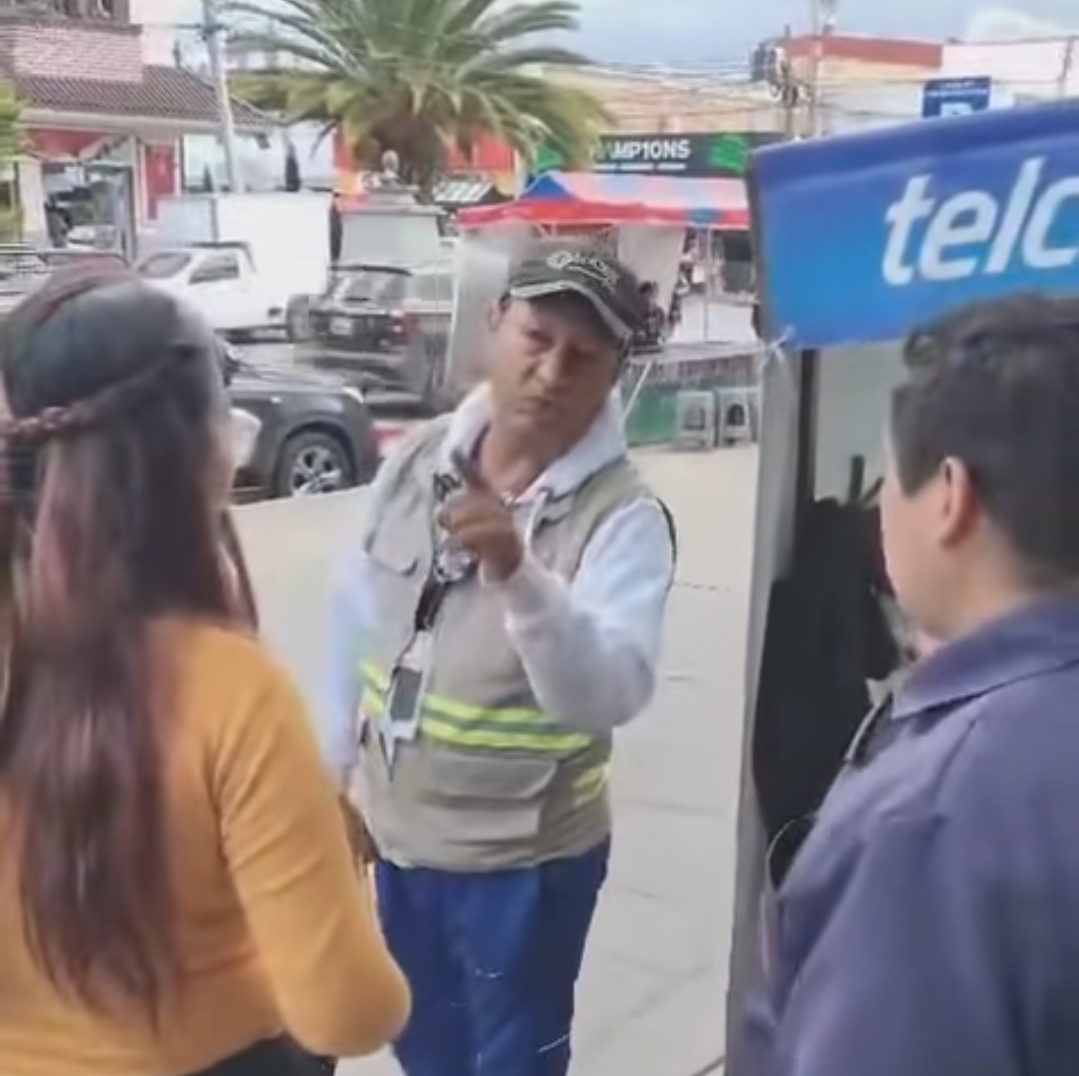 De nuevo exhiben a Coordinador de Comercio de Apizaco con actitud amenazante durante operativo