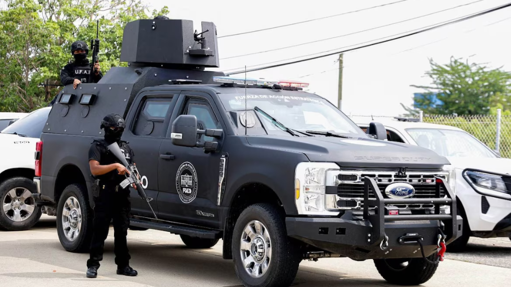 Fuerzas federales frente a la comandancia de Juchitán