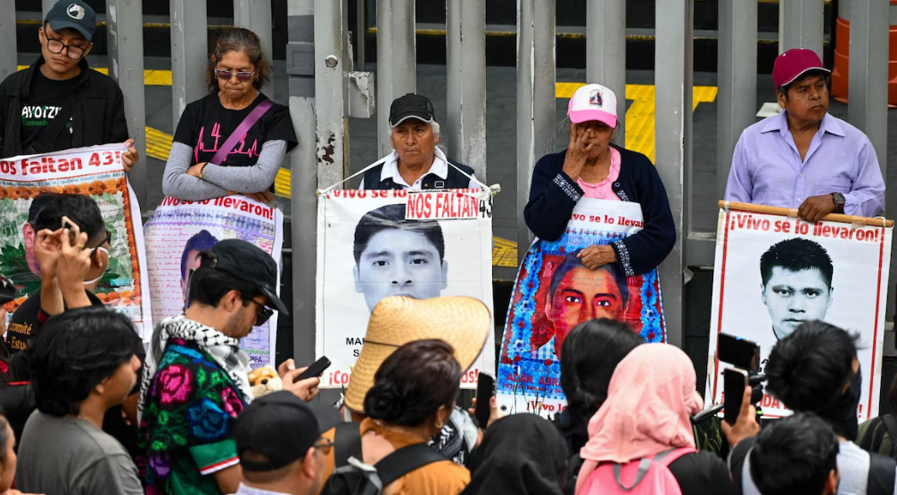 Familias de los 43 normalistas frente a la Suprema Corte