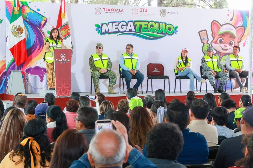 Jóvenes y autoridades rehabilitan la pista de El Chatlal en Zacatelco.