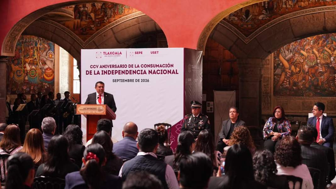 Autoridades durante ceremonia por la Independencia en Tlaxcala