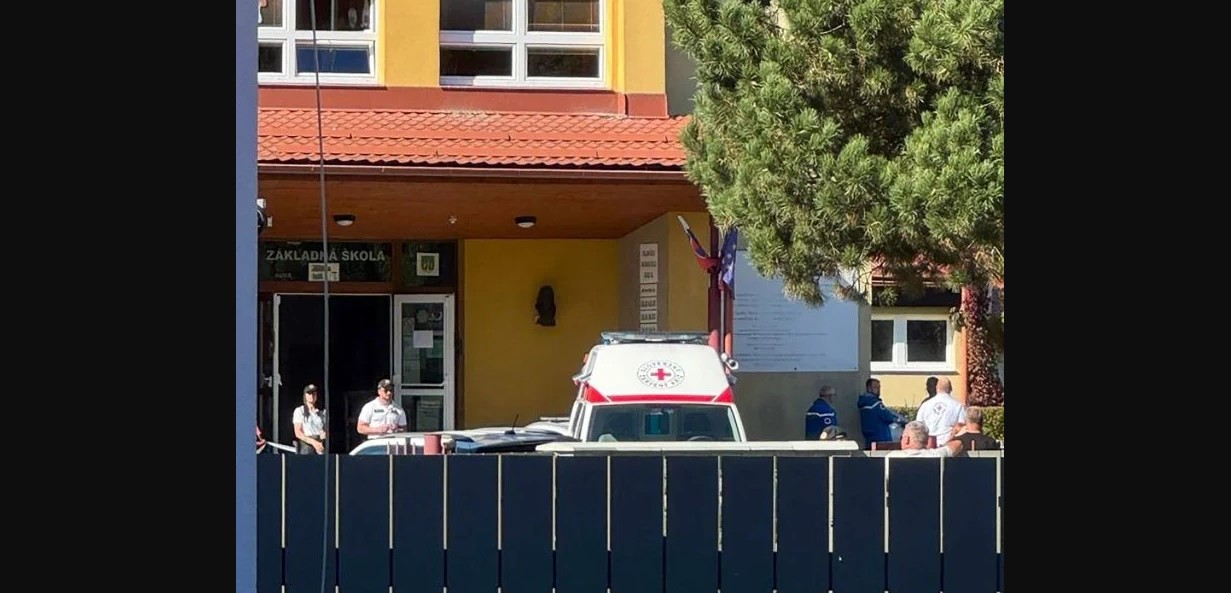 Policía afuera de escuela en Eslovaquia