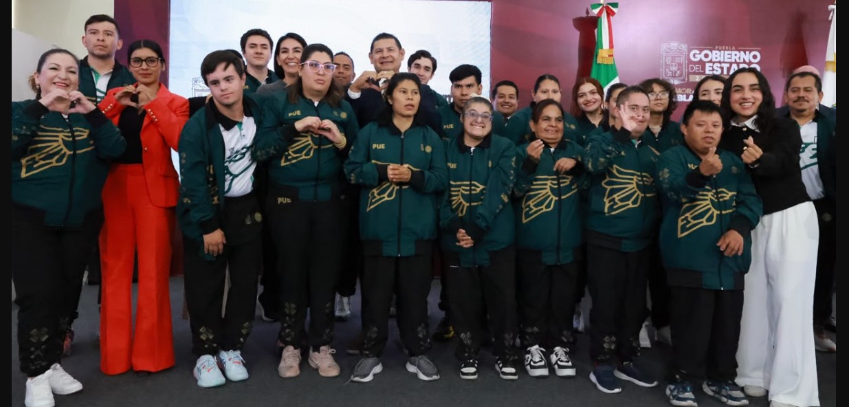 Atletas poblanos de Special Olympics durante abanderamiento