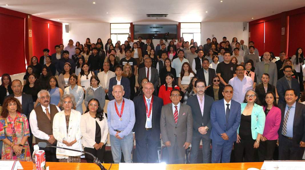 Autoridades e investigadores durante aniversario del Cijurep-UATx