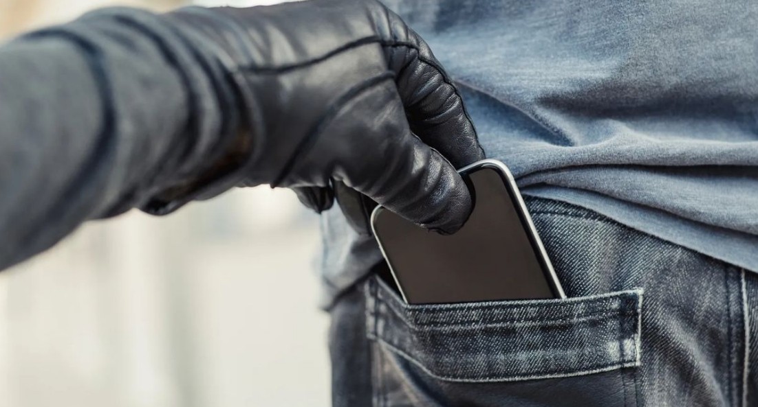 Persona protegiendo sus cuentas tras el robo de un celular