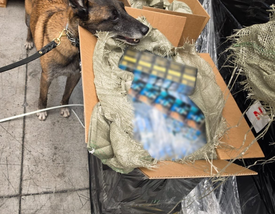 Cajas con millones de cigarrillos decomisados en la aduana del AICM.