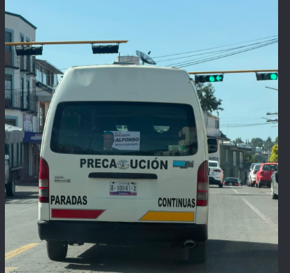 Unidad de transporte público con propaganda política en Tlaxcala.
