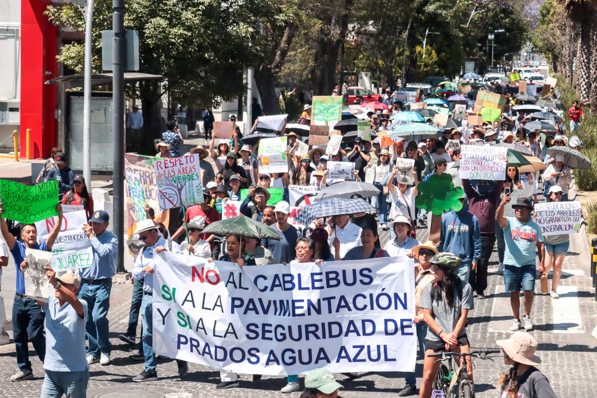 Opositores al Cablebús marchan en Puebla y exigen frenar afectaciones ambientales