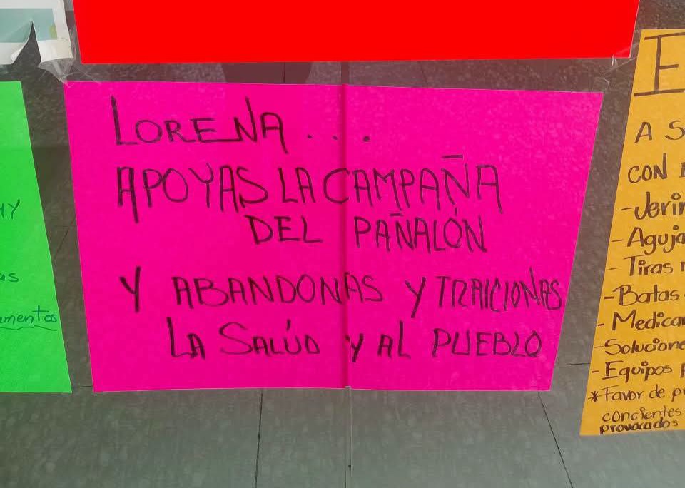 Con cartulinas exhiben crisis de suministros en el Hospital Regional de Tzompantepec