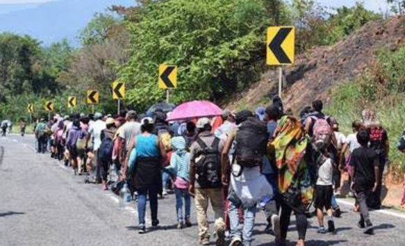 Familias migrantes avanzan por una ruta en México.