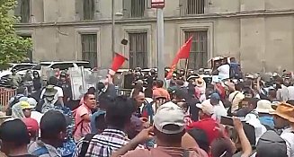 CNTE rompe vidrios de Palacio Nacional