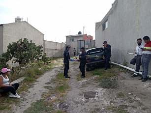 Hombre muere aplastado por vehículo mientras lo reparaba, en Tequexquitla