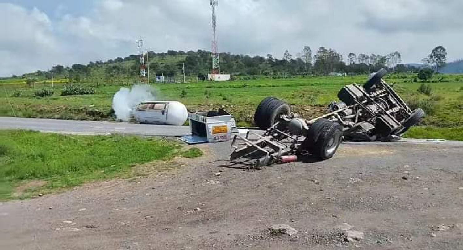 Pipa volcada en Tlaxco causa fuga de combustible y riesgo de explosión