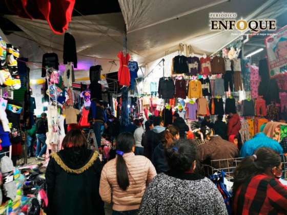 Comerciantes esperan buenas ventas este viernes y último día del año en el tianguis  de Tepeaca