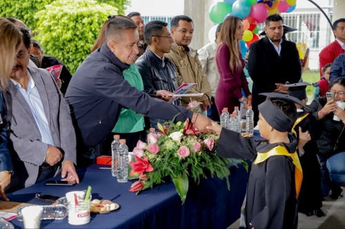 Edmundo Tlatehui apadrina la graduación de los C.A.I.C. Atlixcáyotl y Concepción Guadalupe