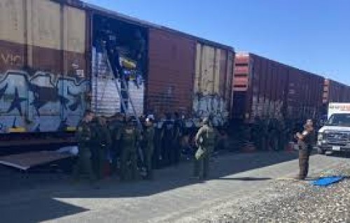 Encuentran 20 migrantes dentro de un tren en Texas