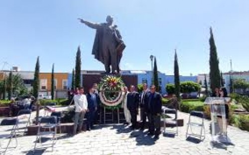 Celebran el Día del Abogado en Tlaxcala con ofrenda en Plaza Juárez