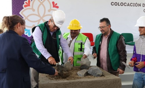 Autoridades colocan primera piedra para la construcción del Cebes