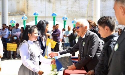 Gustavo Jiménez atestigua la graduación de la primaria Chapultepec