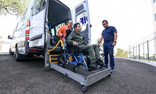 Otorga Sedif transporte adaptado para personas con discapacidad