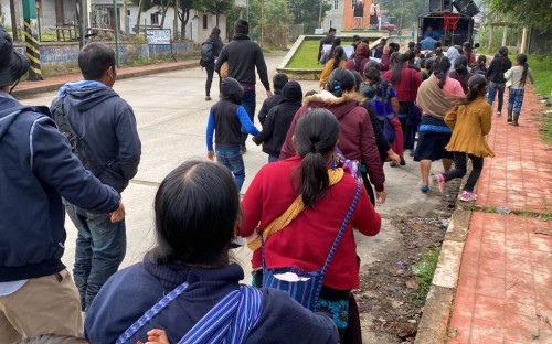 Habitantes de Chiapas huyen a Guatemala ante violencia 