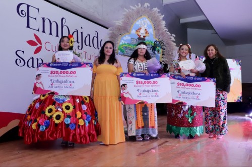 Premia ayuntamiento a la Embajadora Cultural y Turística de San Andrés Cholula  