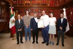 Ayuntamiento de Puebla entrega distinciones a Michael Robert Kremer, Nobel de Economía 2019