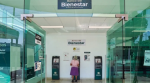 Foto: Cortesía Mujer adulta mayor con tarjeta del Bienestar