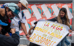 Foto: Cortesía Familiares pegan fichas de búsqueda en la Glorieta de los Desaparecidos.