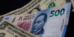 Foto: Cortesía Billetes de dólares junto a pesos mexicanos.