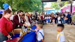 Foto: Cortesía Alumnos graduados junto a su padrino en una ceremonia escolar.