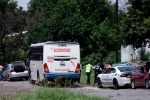 Foto: Cortesía Autobús ATAH y camioneta dañada tras accidente en Tizatlán.