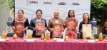 Foto: Cortesía Visitantes recorren la Feria del Durazno en Zautla.